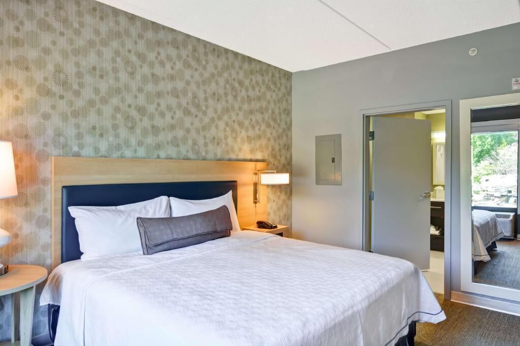 Escritorio, espacio para trabajar con laptop y cortinas blackout 