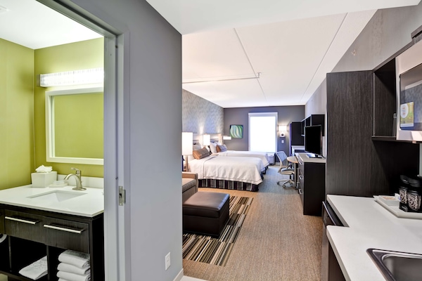 Escritorio, espacio para trabajar con laptop y cortinas blackout