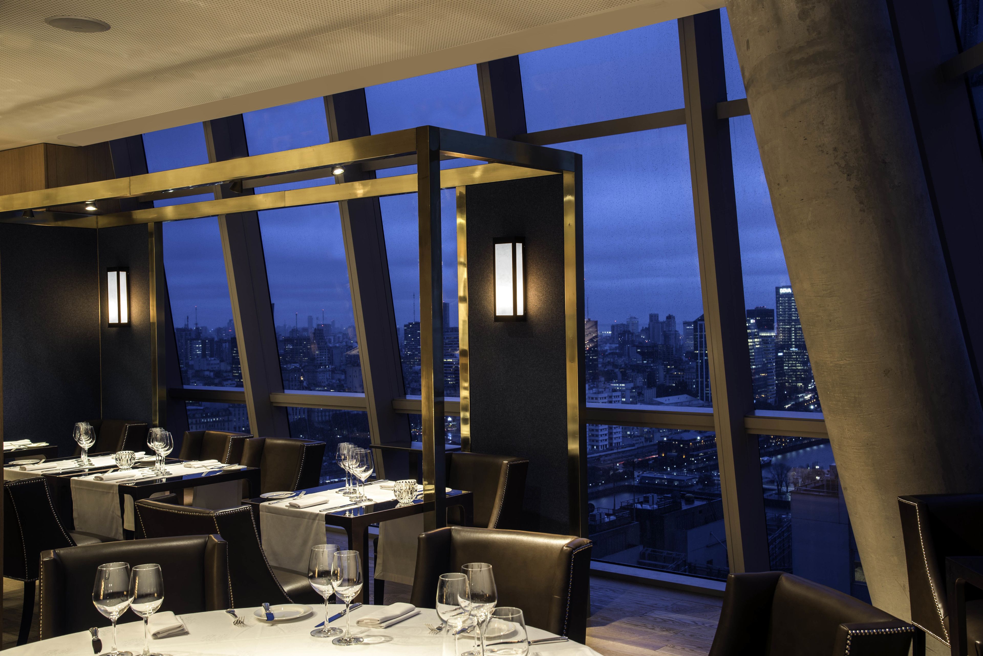 3 restaurantes; se sirve desayuno y almuerzo