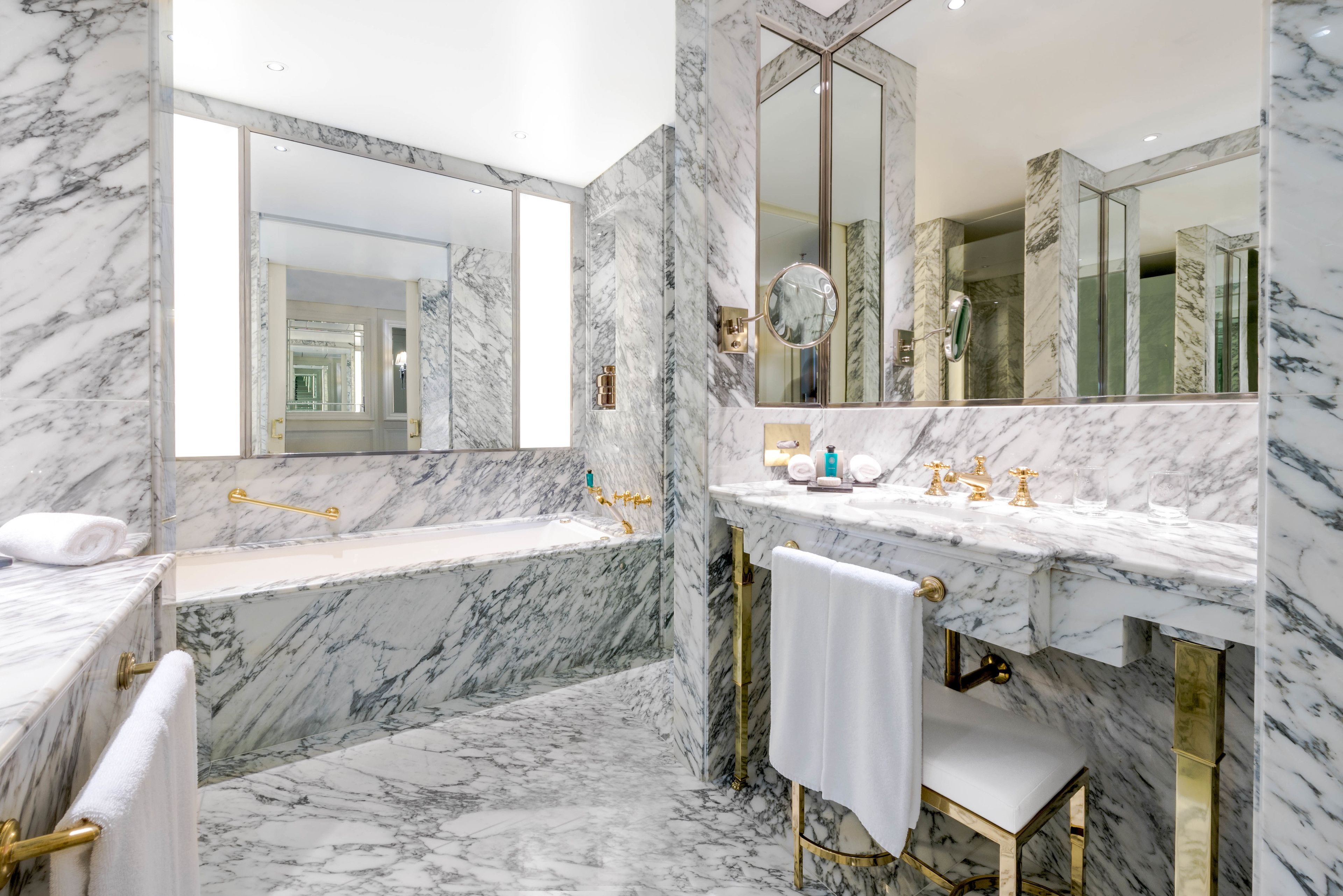 separate bathtub and shower, jetted bath, designer toiletries