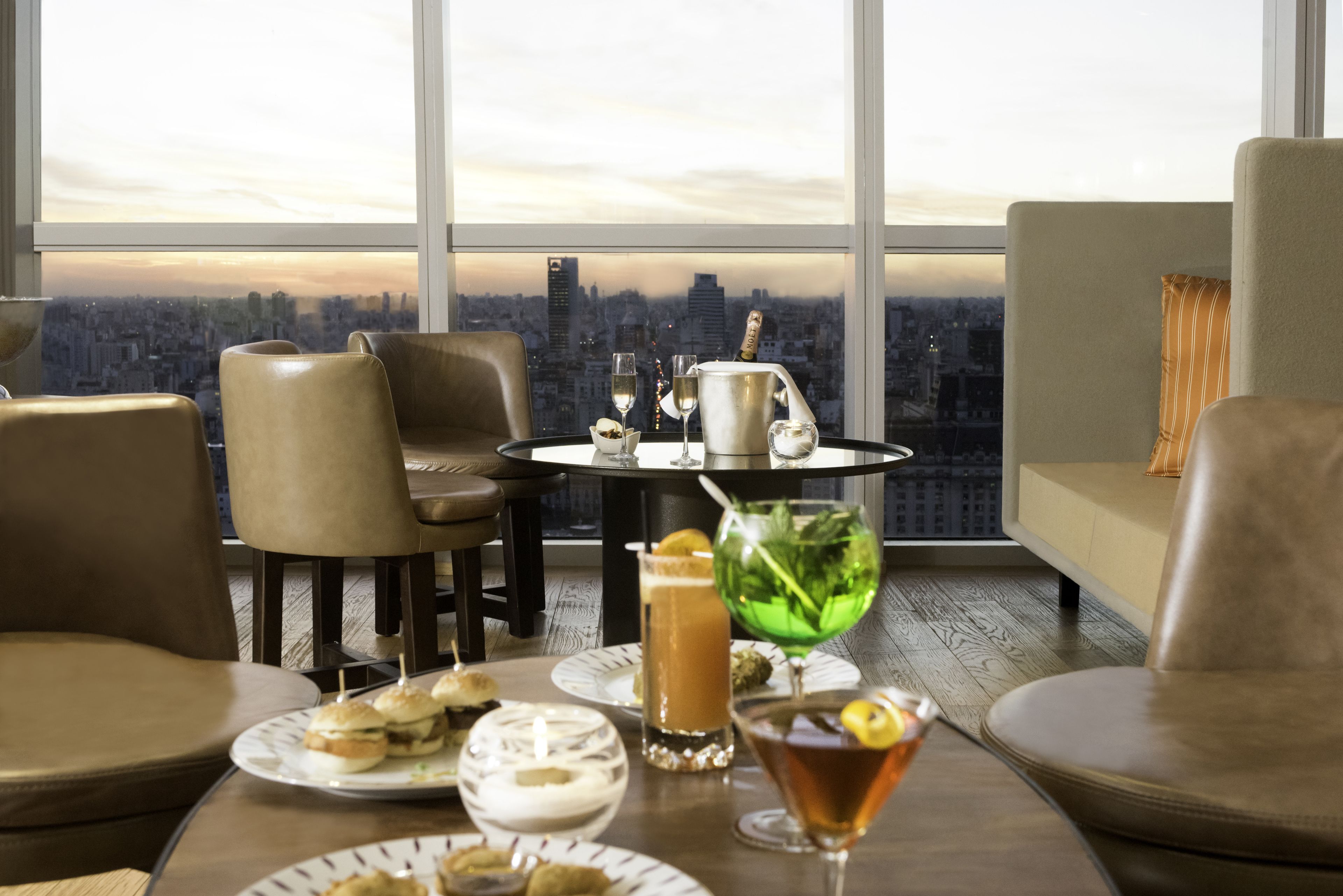 2 bars/lounges, swim-up bar, poolside bar