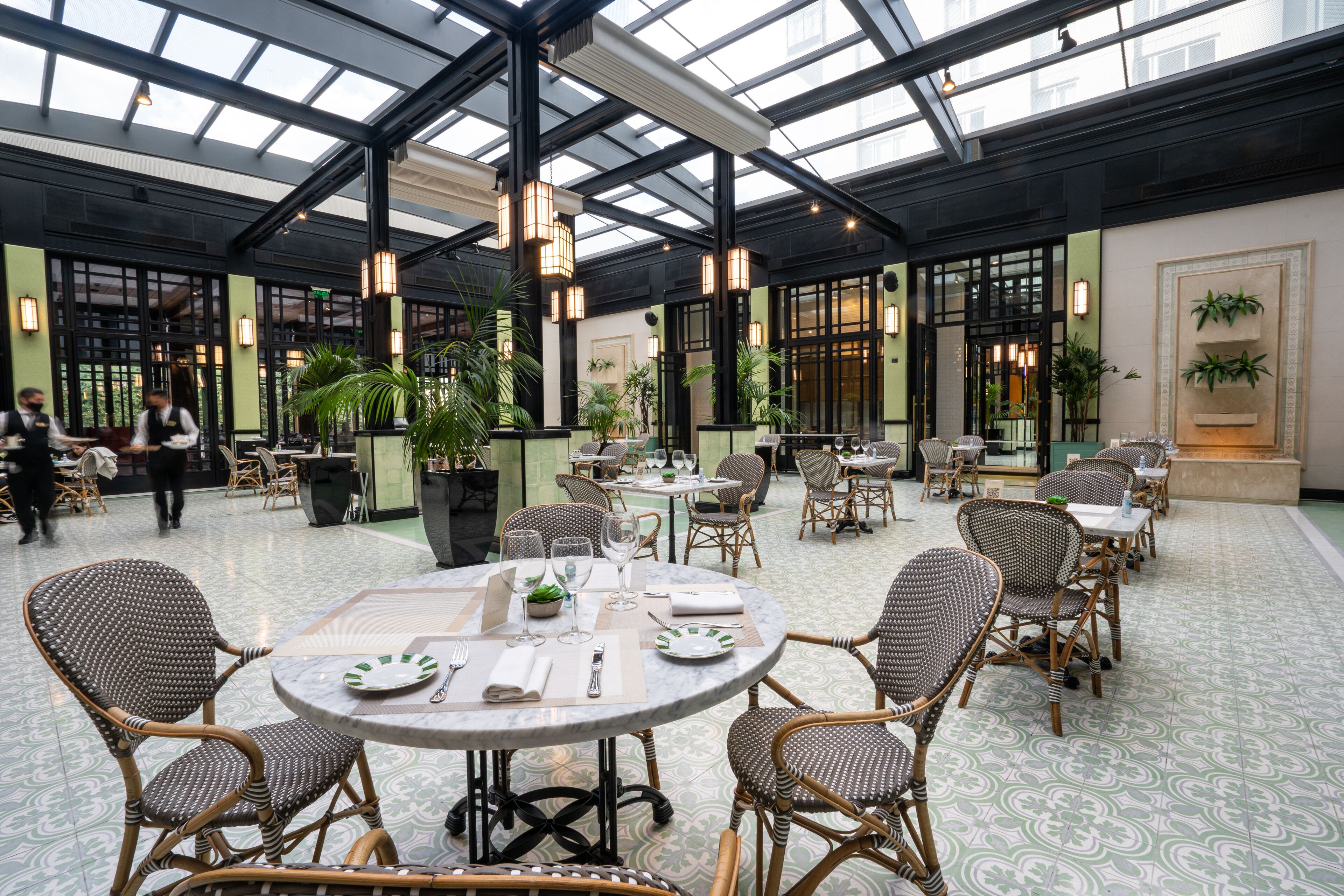 3 restaurants, breakfast, lunch served; international cuisine 