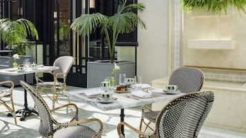 3 restaurantes; se sirve desayuno y almuerzo; cocina internacional