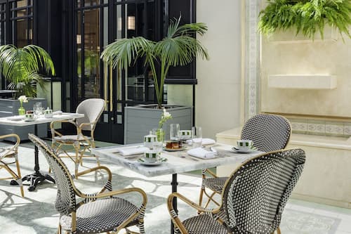 3 restaurants, breakfast, lunch served; international cuisine