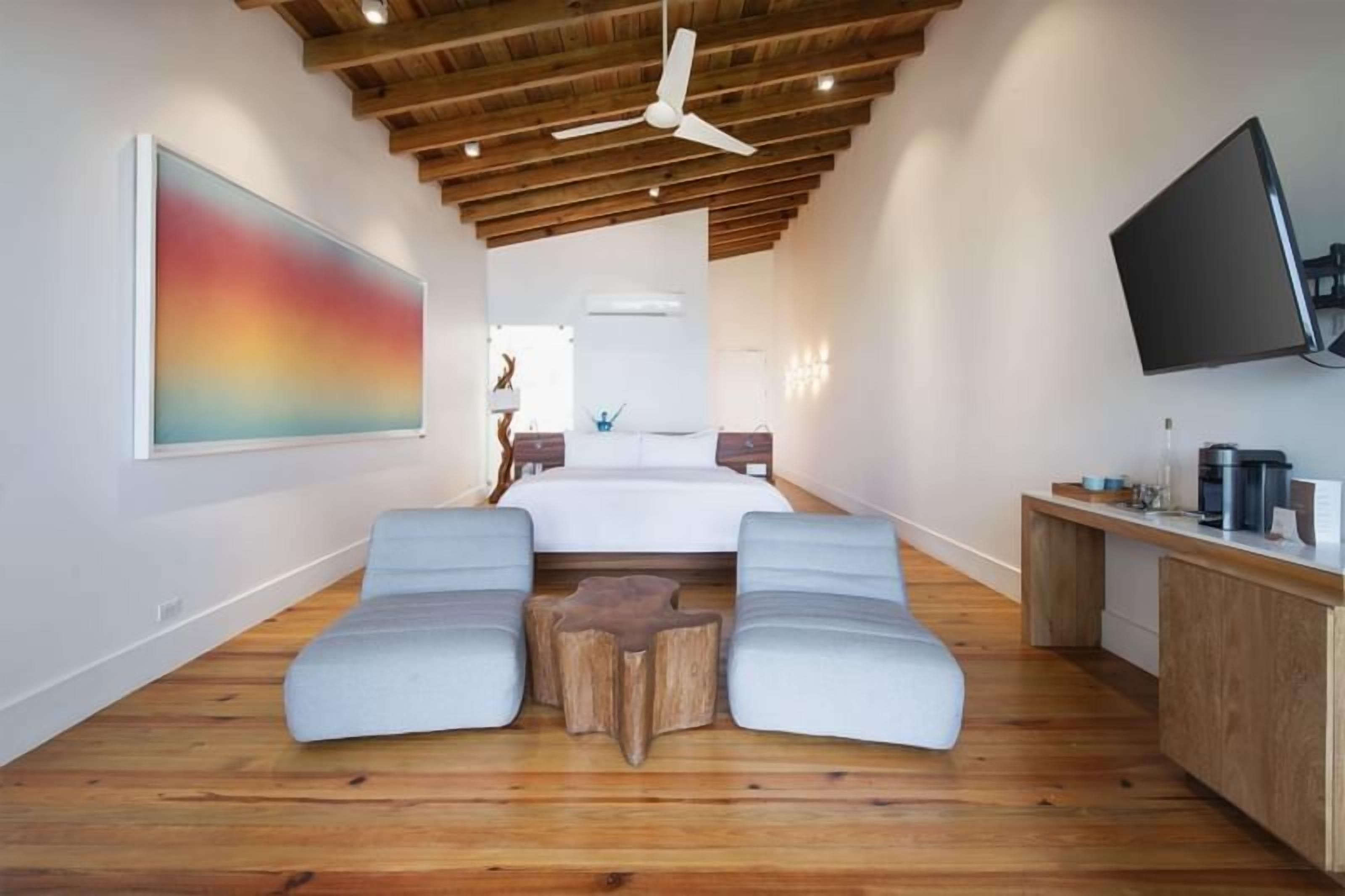 Ropa de cama de alta calidad y minibar 