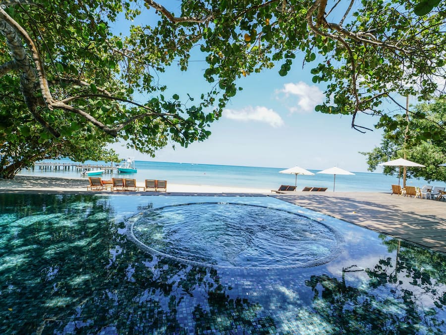 Rannalla, valkoista hiekkaa, ilmaiset rantakuljetukset, aurinkotuoleja