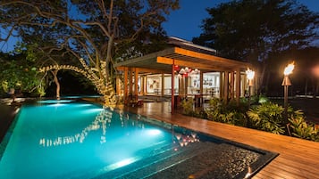 Una piscina al aire libre, tumbonas