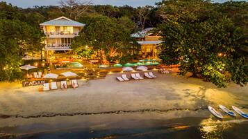 Voorkant accommodatie - avond/nacht