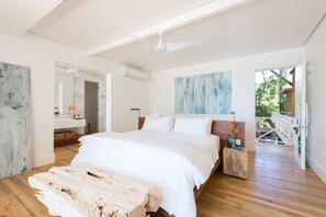 Premier Suite, 1 King Bed, Sea View | Sengetøy av topp kvalitet, minibar og safe på rommet