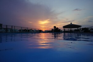 Una piscina al aire libre de temporada