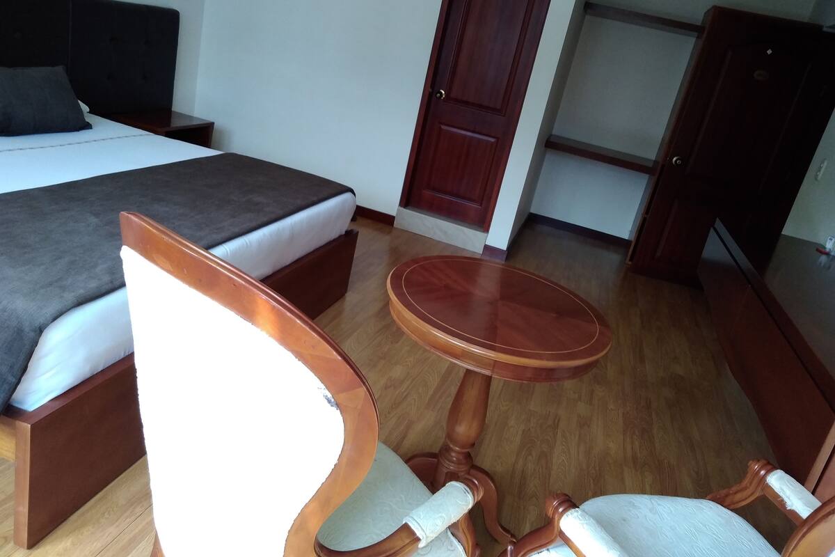 Deluxe Room, Jetted Tub | 1 bedroom, minibar, in-room safe, blackout curtains