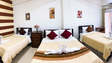 Family Room | Desk, free WiFi