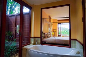 Deluxe Double Room | Badkamer | Een aparte badkuip en douche, een diep bad, gratis toiletartikelen