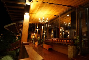 Fachada de la propiedad por la tarde o noche