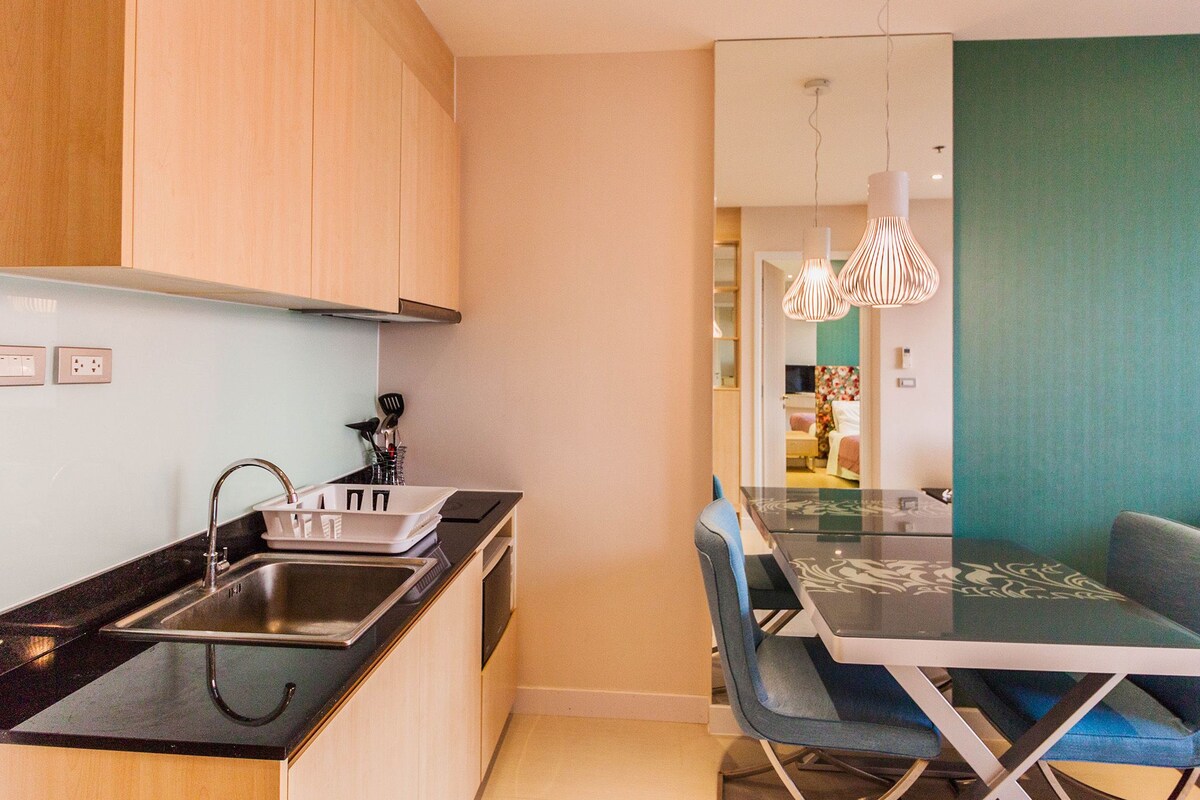 1 Bedroom Apartment | Eget kök | Stort kylskåp, mikrovågsugn, spishäll och vattenkokare