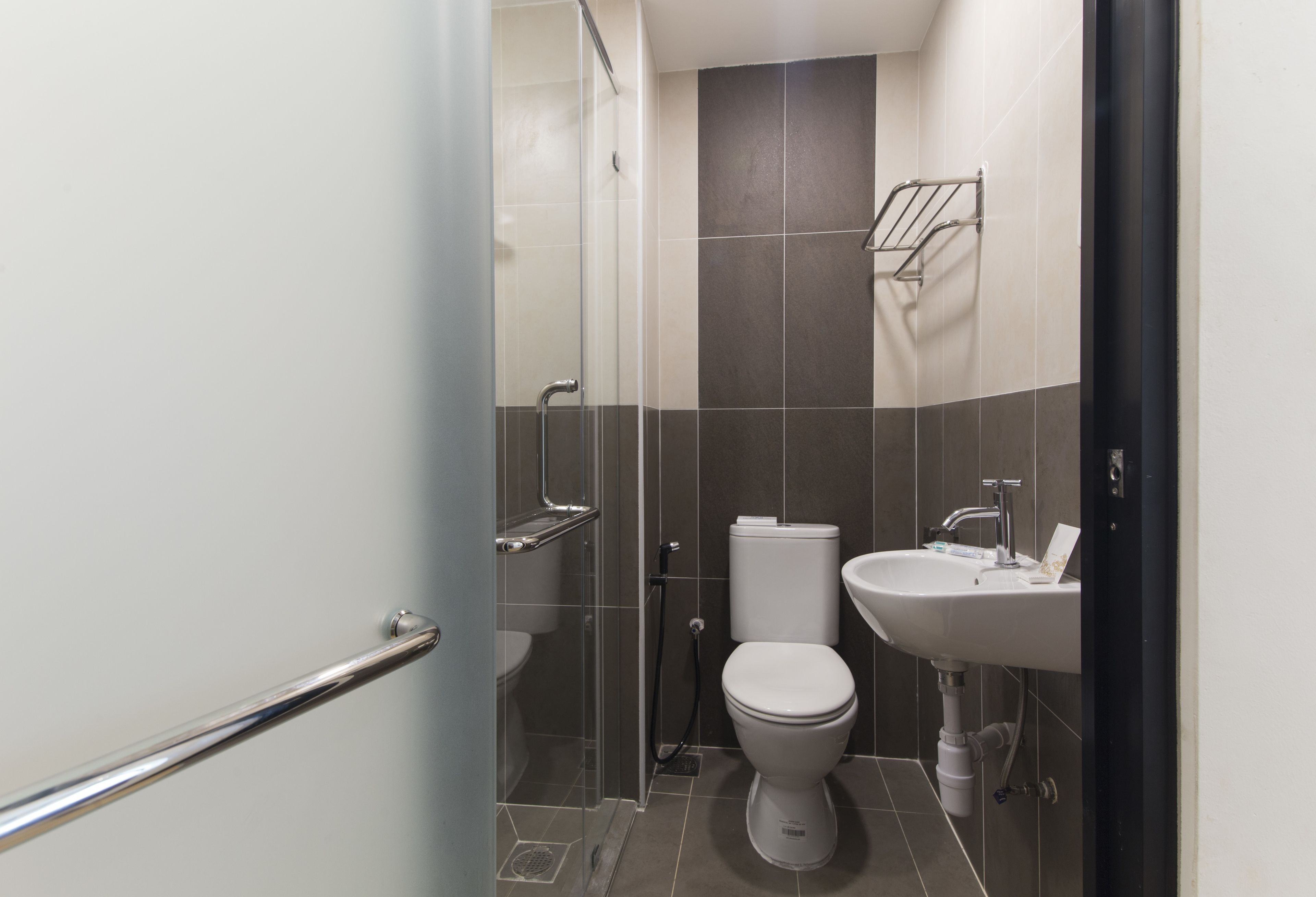Deluxe Queen | Bathroom | Shower, free toiletries, hair dryer, towels