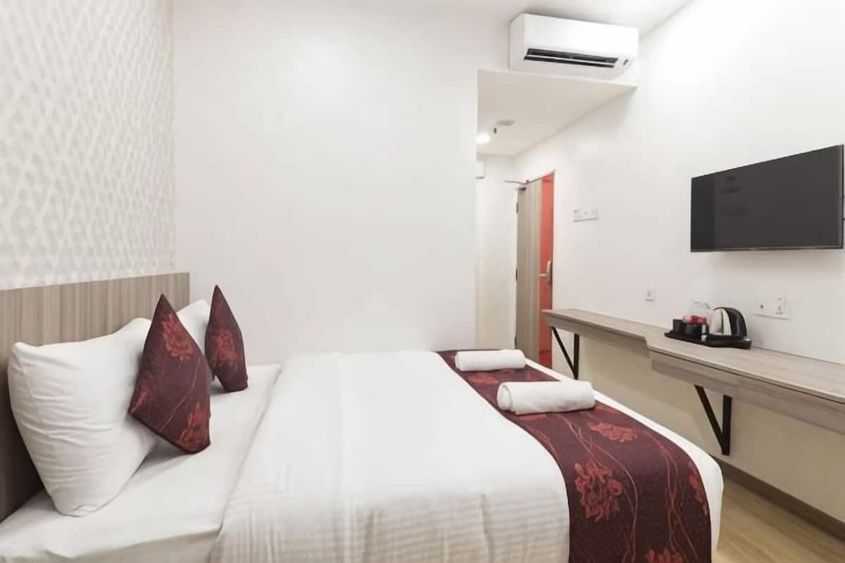 Desk, soundproofing, iron/ironing board, free WiFi