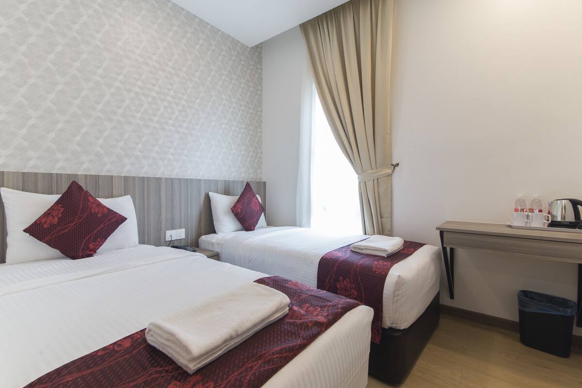 Chambre Deluxe avec lits jumeaux | Bureau, chambres insonorisées, fer et planche à repasser, Wi-Fi gratuit