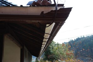 Ein Dach mit Regenrinne und sichtbarer Holzkonstruktion.
