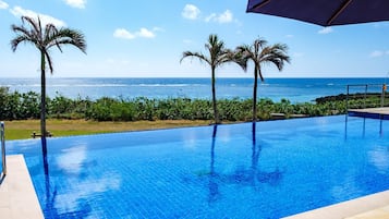 Hồ bơi ngoài trời