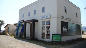Un edificio con un cartel que dice "ROXY" y "SWAC".