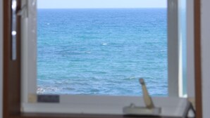 Una ventana con vista al mar.