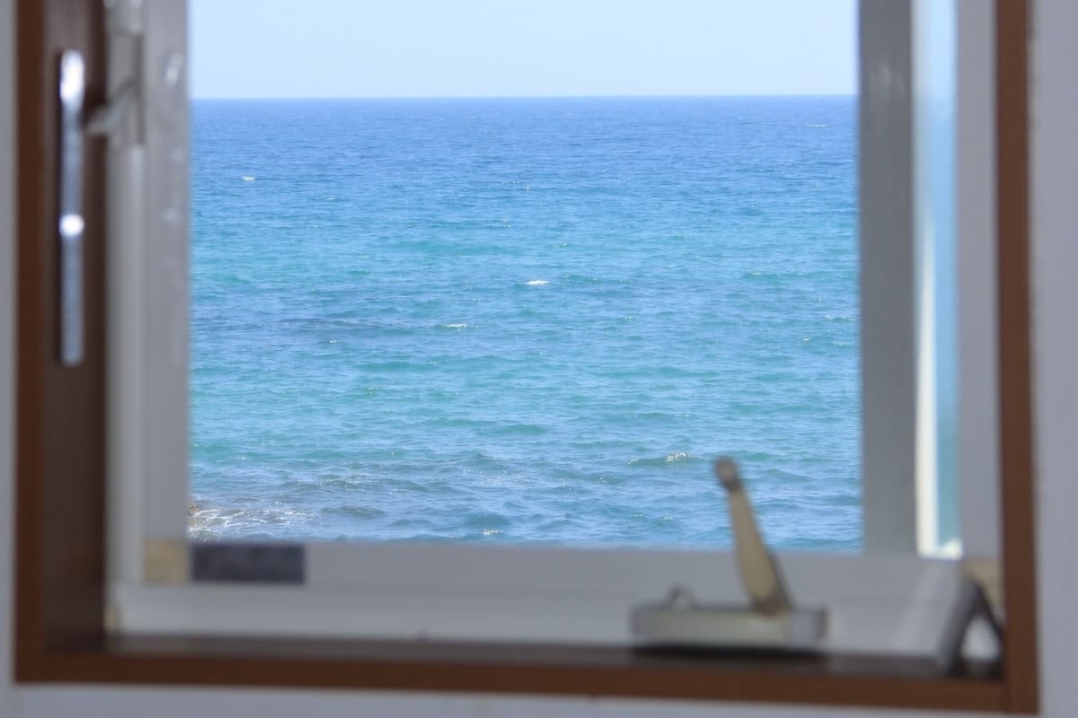 Uma janela com vista para o mar.