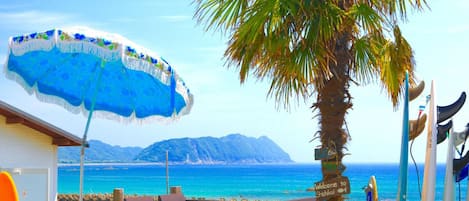 Plage, parasols, serviettes de plage