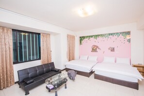 Habitación cuádruple familiar | Escritorio, insonorización, wifi gratis y ropa de cama 