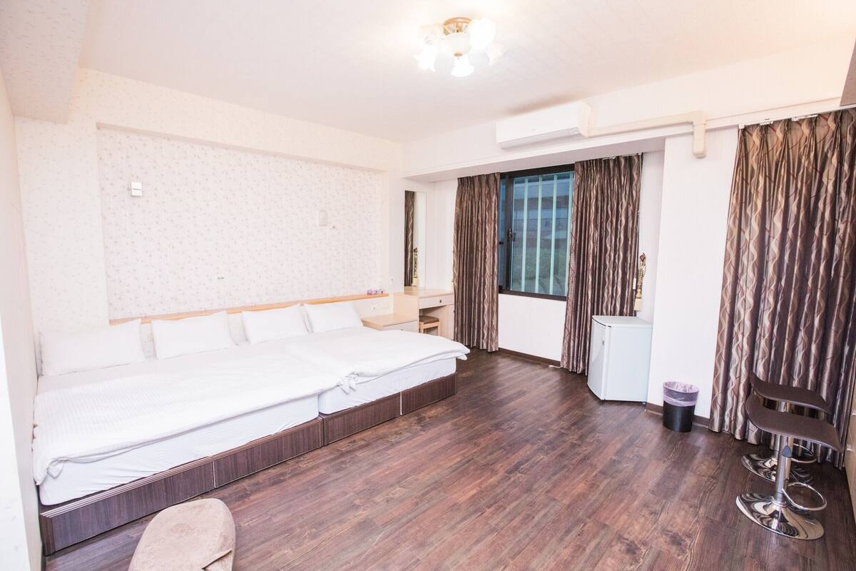 Deluxe Quadruple Room | Desk, soundproofing, WiFi (free), bed sheets