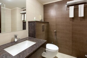 Standard Room | Bathroom | Shower, free toiletries, towels