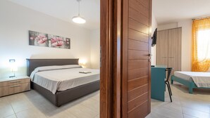 Ein Schlafzimmer mit Bett, Nachttisch, Lampe und einem Gemälde an der Wand.