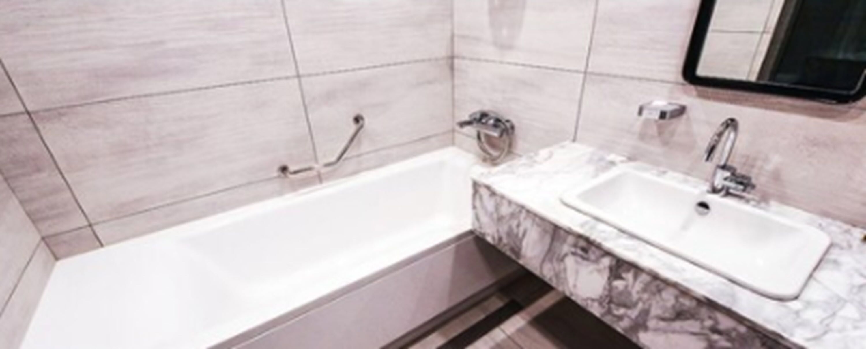 standard room | bathroom | free toiletries, towels