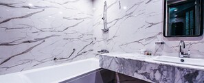 Deluxe Room | Bathroom | Free toiletries, towels