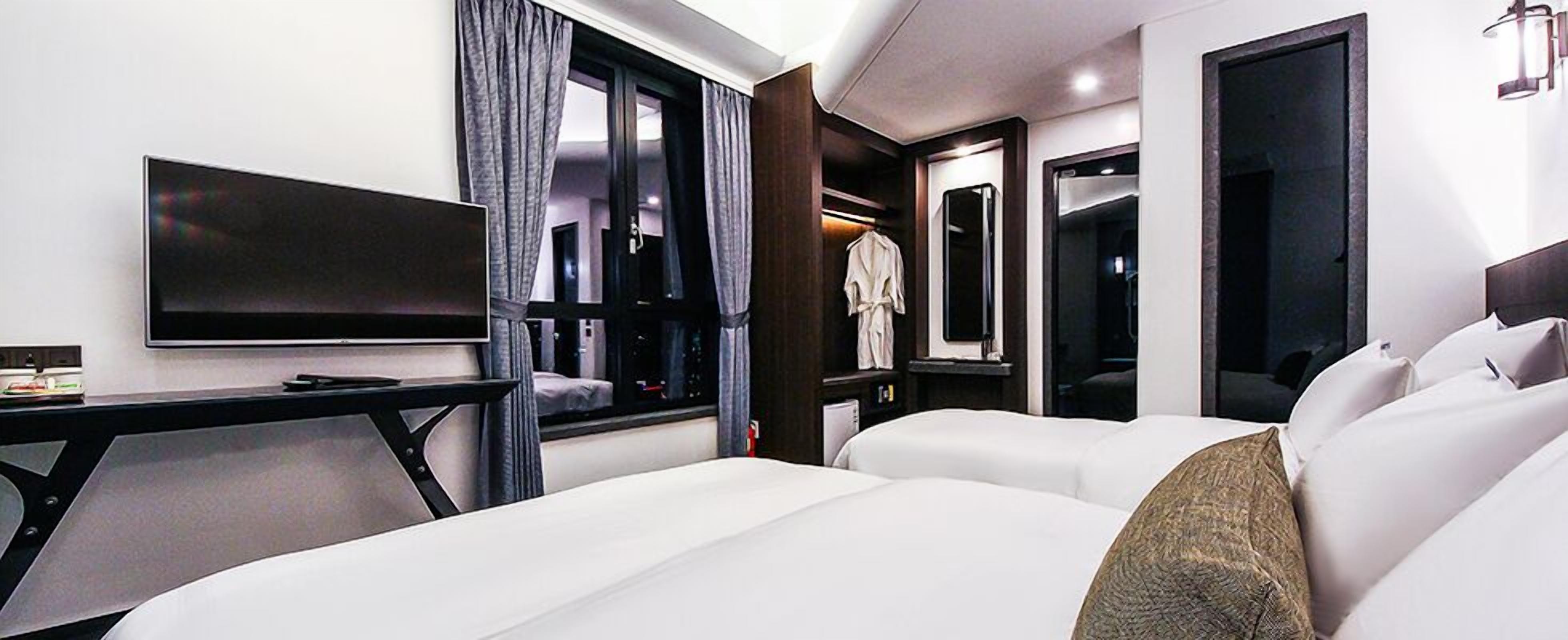 deluxe twin room (for 3 people mixed gender stay, family only allowed) | room amenity