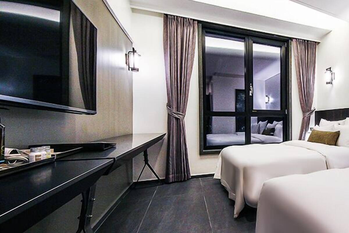 Caja de seguridad en la habitación y sistema de insonorización