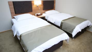標準雙人房 | 迷你吧、客房內保險箱、書桌、遮光布/窗簾