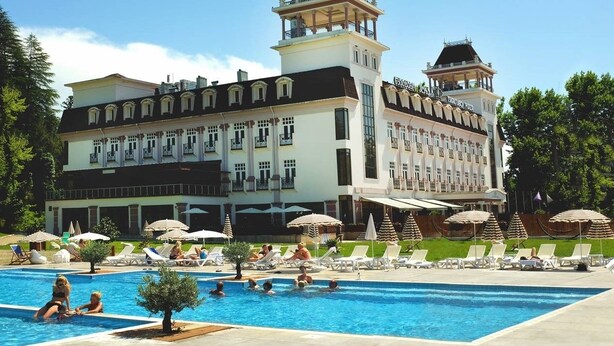 Un grand hôtel doté d’une piscine, de nombreux balcons et d’espaces extérieurs aménagés pour se détendre.