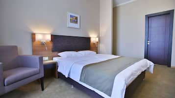 Superior-huone (Deluxe) | Minibaari, tallelokero huoneessa, työpöytä, pimennysverhot