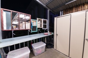 Dusche, kostenlose Toilettenartikel, Haartrockner, Hausschuhe