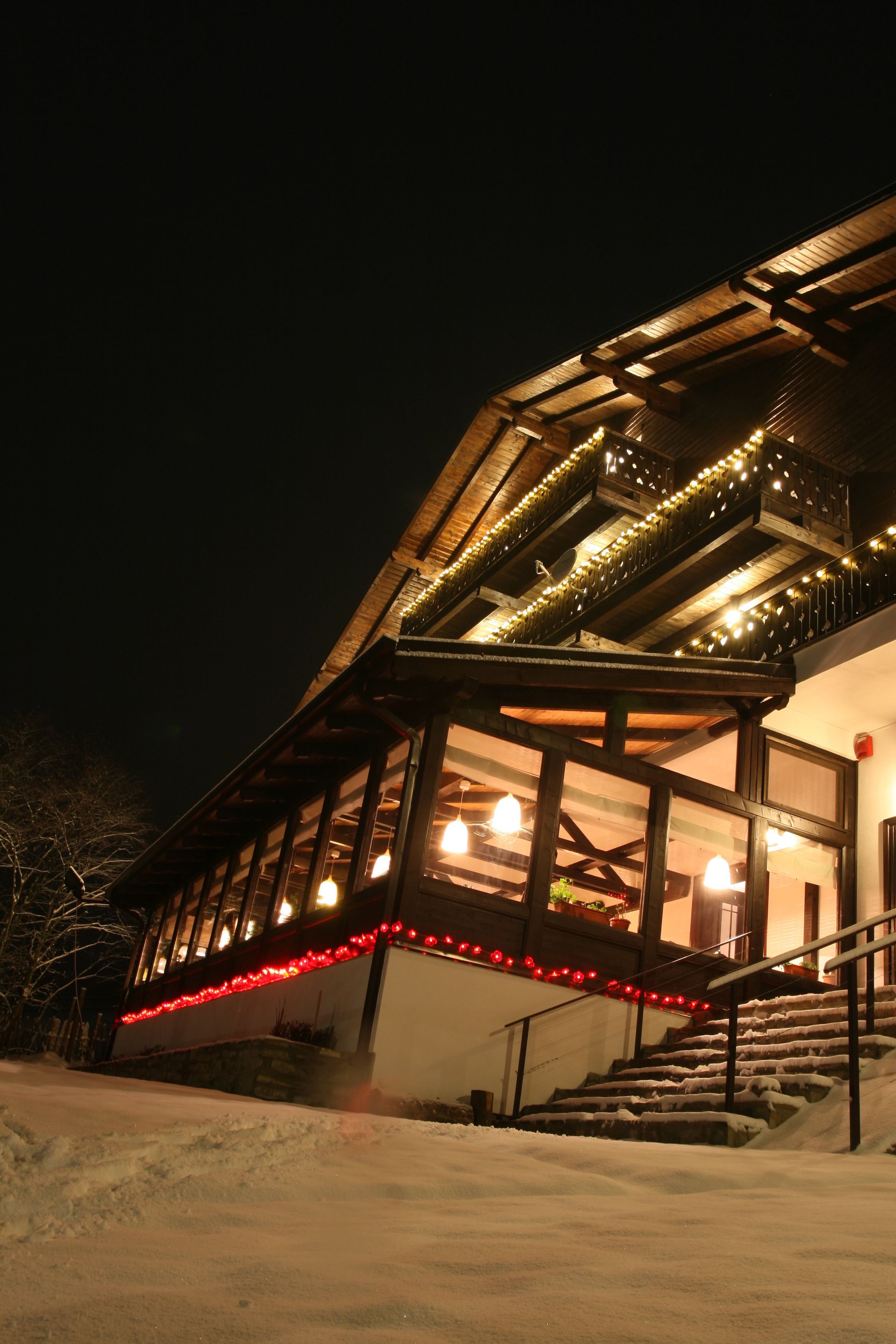 Vista frontal de la propiedad por la tarde o noche