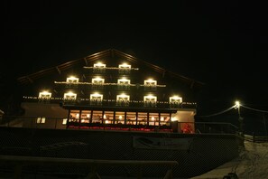 Fachada del alojamiento - Noche