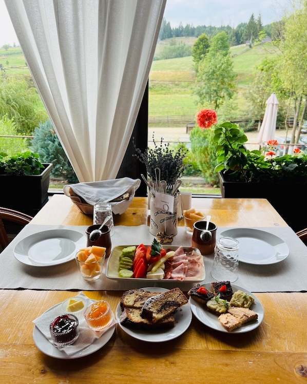 Frokost og middag serveres, lokale retter