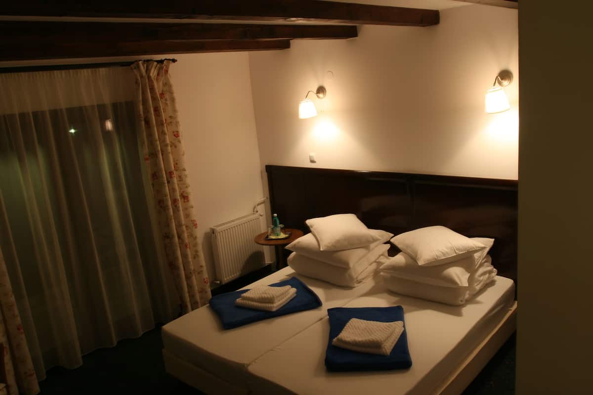 Habitación doble estándar, 2 camas individuales, vista al jardín | Camas extra y ropa de cama