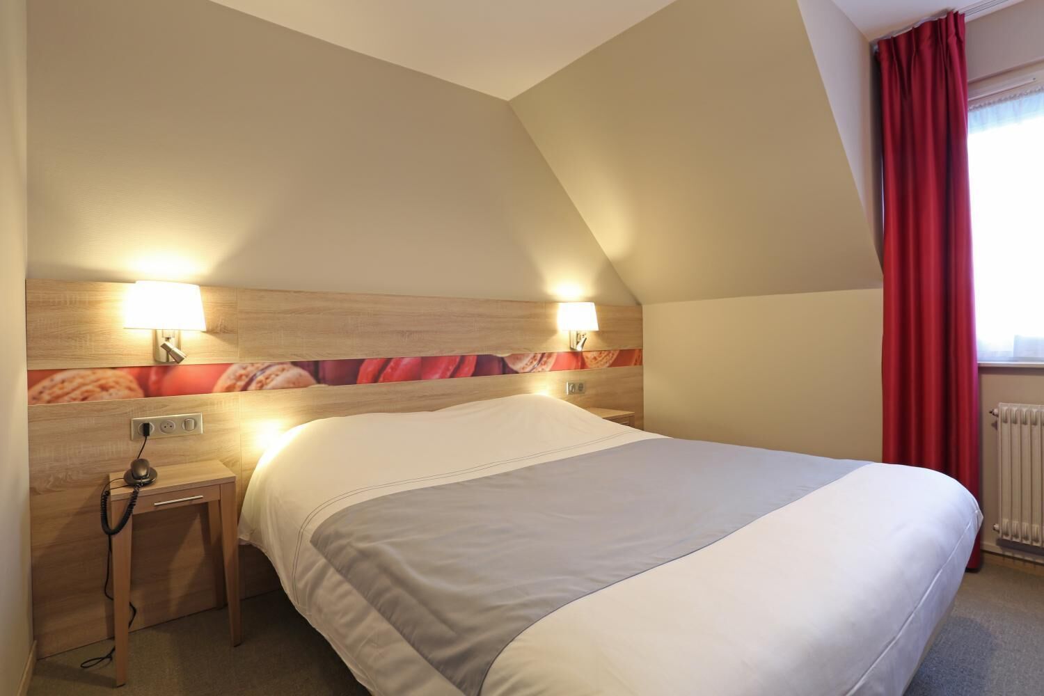 desk, soundproofing, free wifi, bed sheets