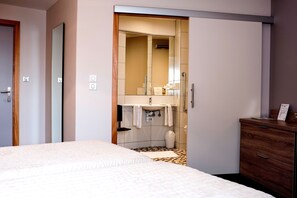 Comfort tweepersoonskamer | Een bureau, geluiddichte muren, gratis wifi, beddengoed