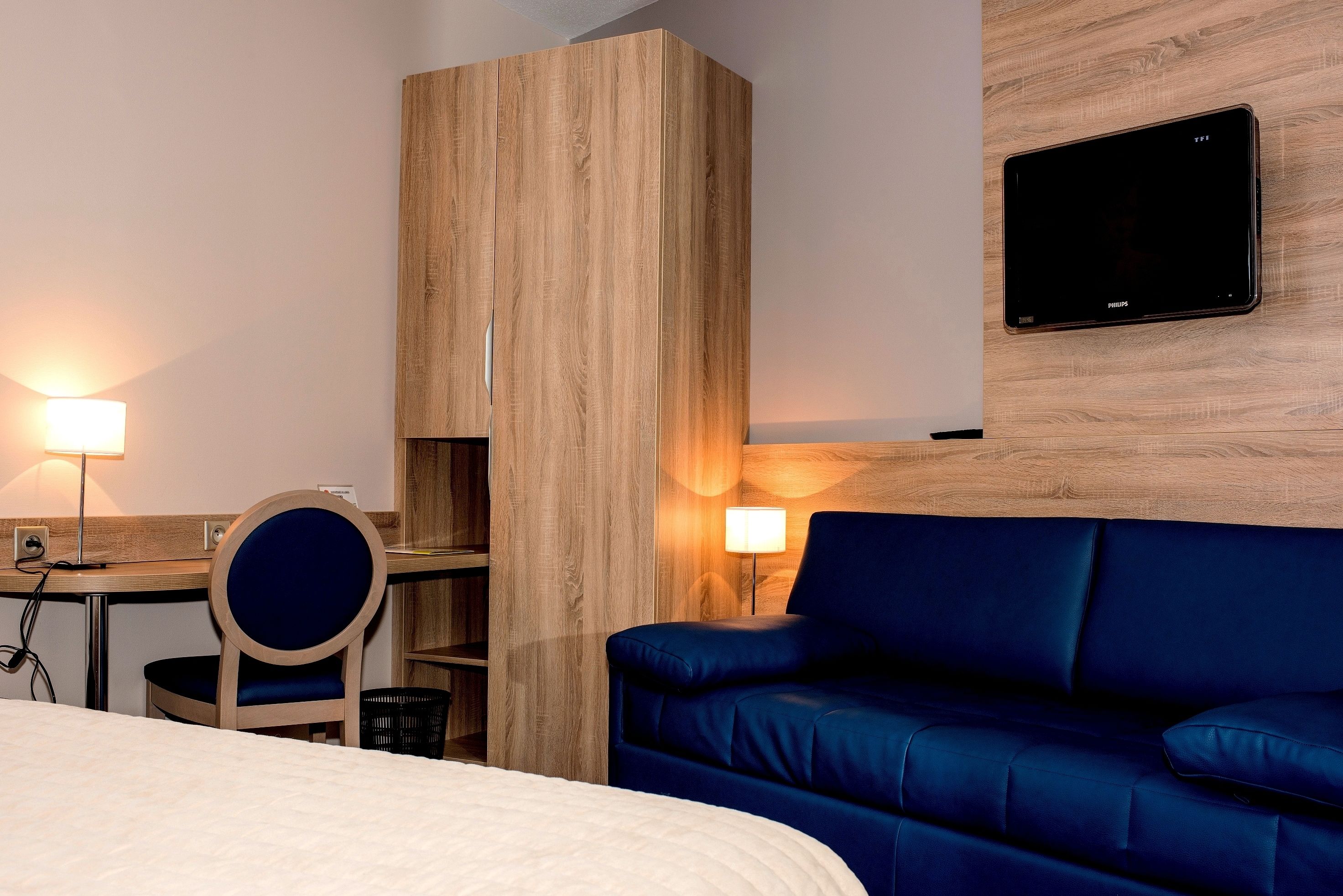 desk, soundproofing, free wifi, bed sheets