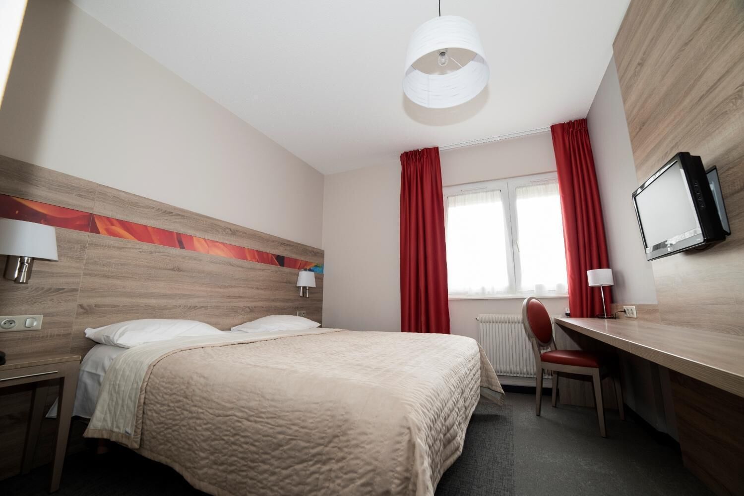 desk, soundproofing, free wifi, bed sheets