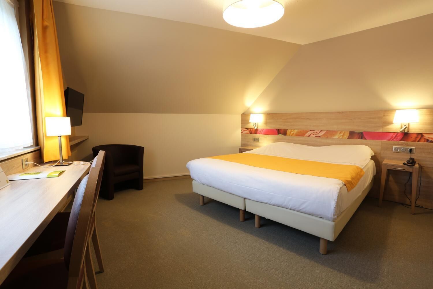 desk, soundproofing, free wifi, bed sheets