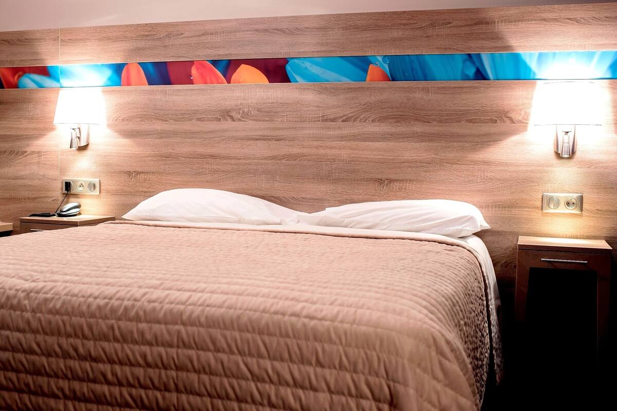 Habitación Confort doble | Escritorio, sistema de insonorización, wifi gratis y ropa de cama
